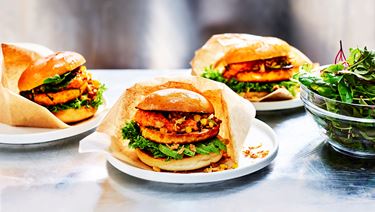 Burger mit Arla® Pro Grilling Cheese, Avocado, Mojo Rojo und geröstetem Mais