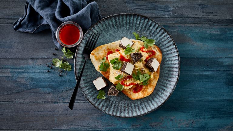 Naan Brot mit Omelette & Castello® Pfeffer Frischkäse