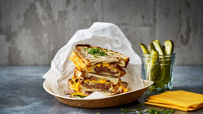 Panini mit Pulled Beef und Arla® Pro Cheddar