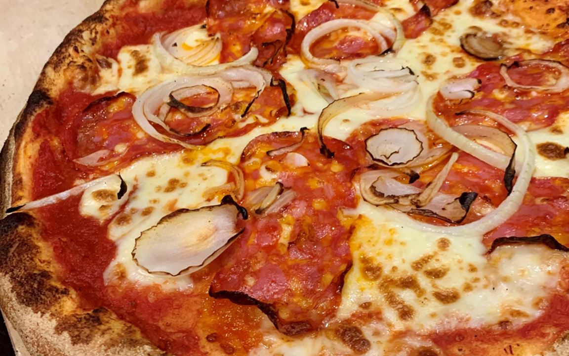 Pizza Pikantes Feuer mit Mozzarella
