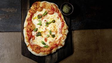 Pizza Prosciutto e Pesto