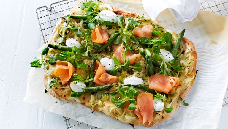 Pizzasnack mit Räucherlachs, Feldsalat und Arla Buko® der Sahnige