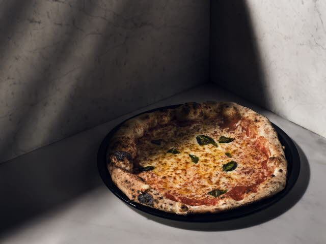 Schnelle und einfache Pizza mit Mozzarella Sticks