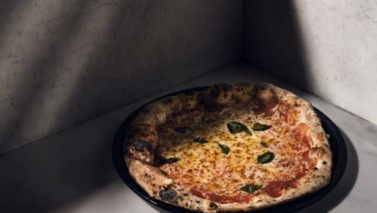 Schnelle und einfache Pizza mit Mozzarella Sticks