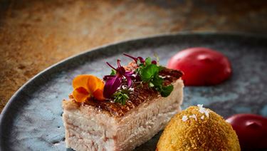 Schweinebraten mit Kartoffelkroketten und Rote-Bete-Siphon
