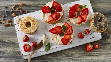 Selbstgemachte Bagels mit Ananas-Frischkäse
