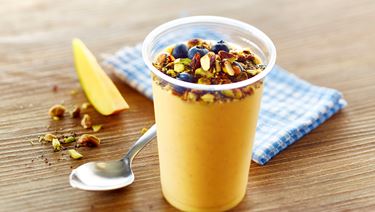 Skyr-Mango-Shake mit Knusper-Topping