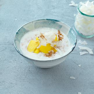 Skyr-Porridge mit Dinkel, Mango und Kokosnuss