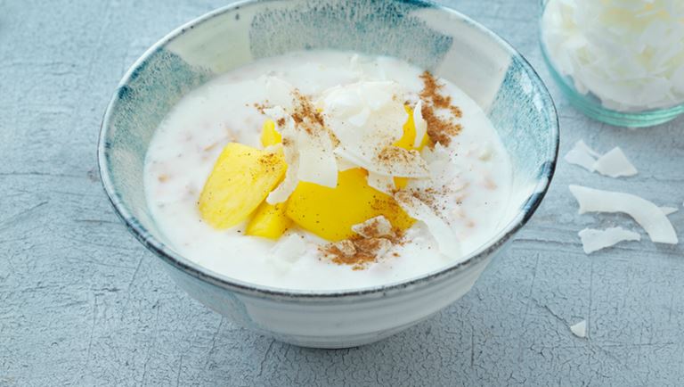 Skyr-Porridge mit Dinkel, Mango und Kokosnuss
