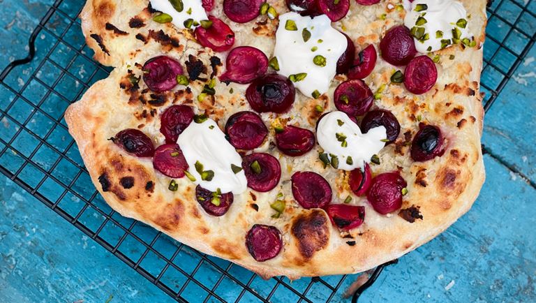 Süßer Pizzasnack mit Pflaumen, Marzipan und Arla Buko® der Sahnige