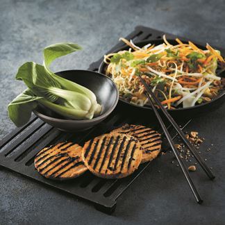 Thai-Salat mit Grillkäse und Pak Choi