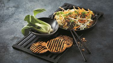 Thai-Salat mit Grillkäse und Pak Choi