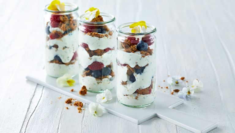 Trio mit Skyr, Blaubeeren, Himbeeren und Crunch