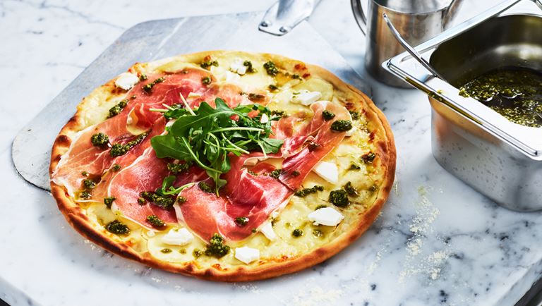 Weiße Pizza mit Kartoffeln und Pesto