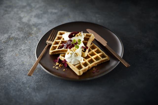 Æblevafler med hverdagsflødeskum og tyttebærsyltetøj