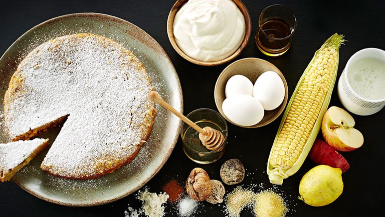 Bagt æblekage med polenta og friske majs