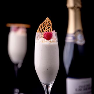 Champagnemousse med krystalliseret hvid chokolade
