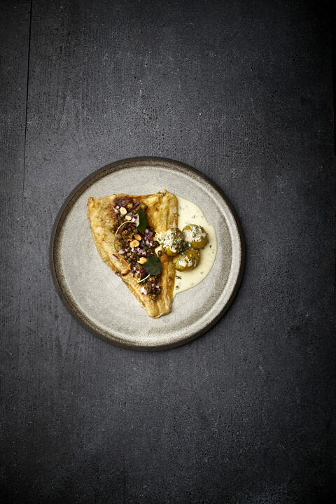 Helstegt rødspætte med ostesauce, kartofler, dild og Unika® Efterglød ...