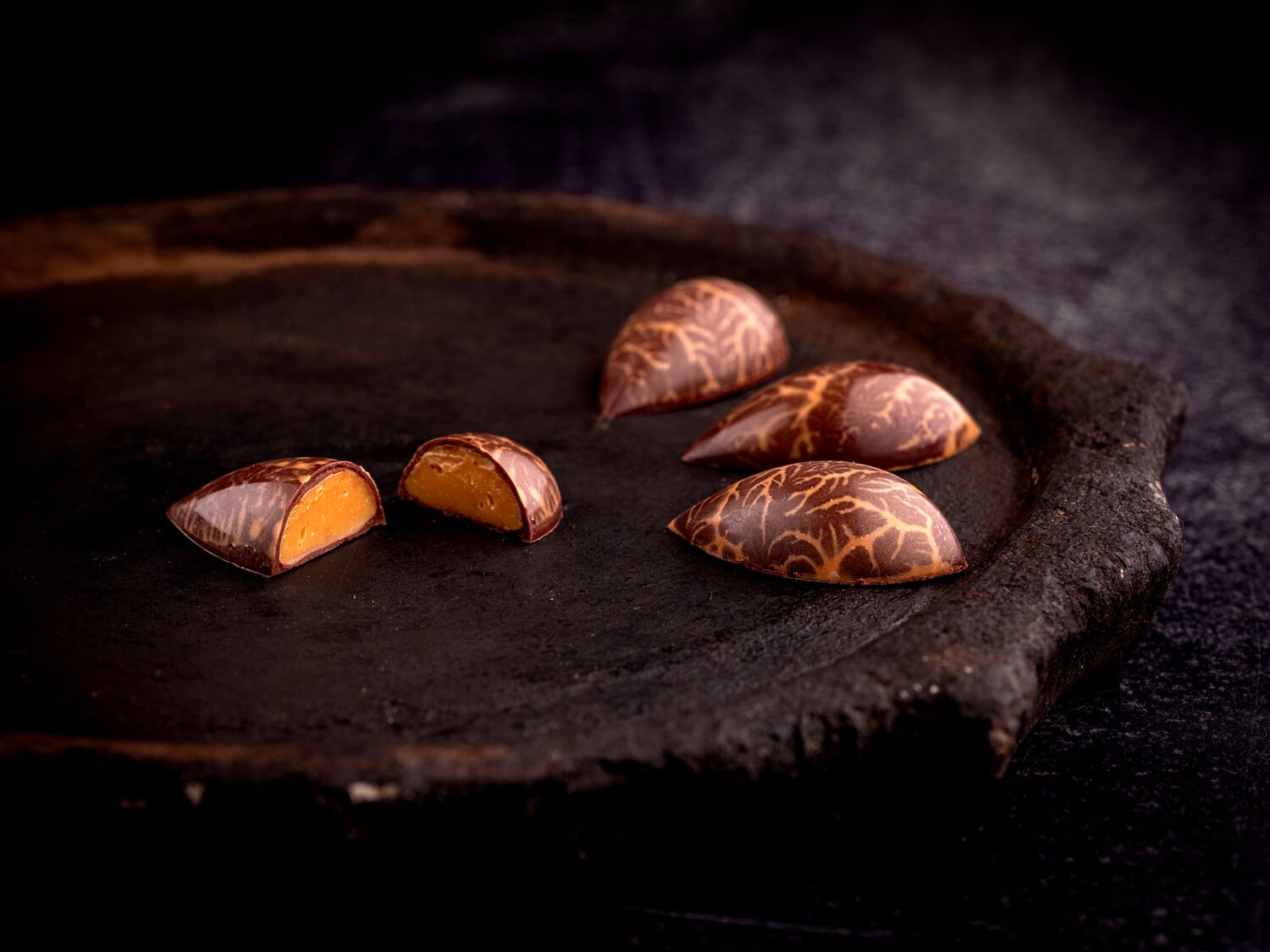 Karamel ganache med tonkabønne til fyldte chokolader Opskrifter Arla Pro Danmark
