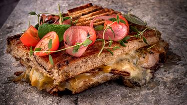 Malt-oste-panini med ålerøget skinke, Arla® Pro Montery Jack og honningløg