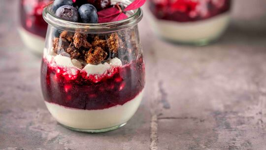 Morgen-trifli med hytteost, blåbær, yoghurt og hjemmelavet mysli på gårsdagens frugt