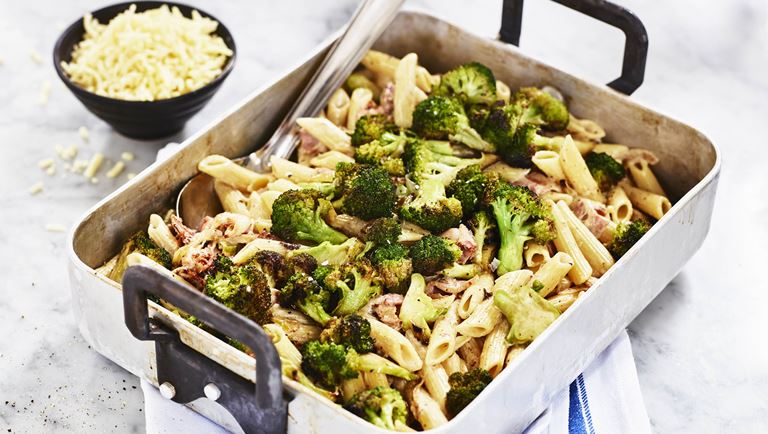 Pasta med broccoli, karamelliserede løg og bacon