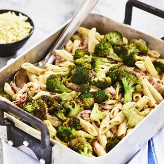 Pasta med broccoli, karamelliserede løg og bacon