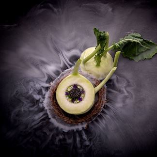 Peberrods panna cotta med glaskål, ærter og kaviar