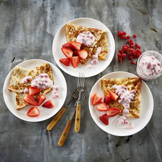 Sankthans pandekager med hyldeblomster, jordbær og ribsdyppelse