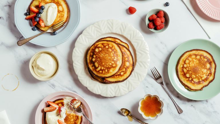 Amerikkalaiset pannukakut ja tuorejuusto-rahkavaahto