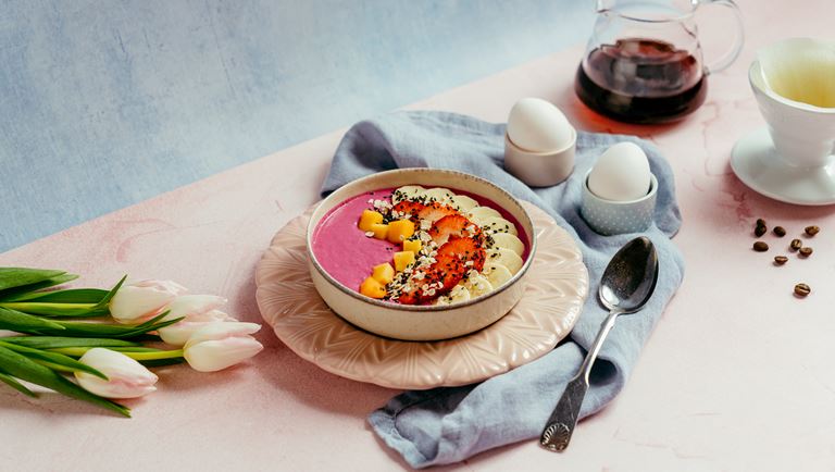 Punajuuri-vadelmasmoothie bowl 