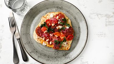 Flatbread, halloumi-juuripihviä ja tahinejogurttia