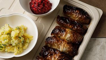 Kaalikääryleet, krossipottua ja survottua puolukkaa