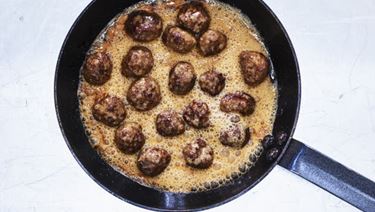 Pitkäpippurilla ja inkiväärillä maustettu kermakastike