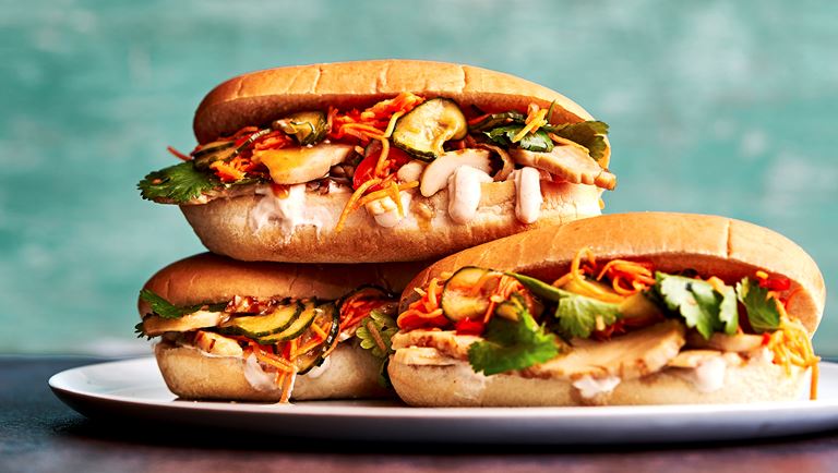 Vietnamilainen kanasandwich banh-mi ja Thai Chili jogurttikastiketta