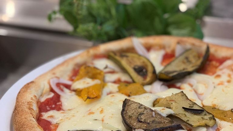 Recette de pizza végétarienne à la mozzarella filante