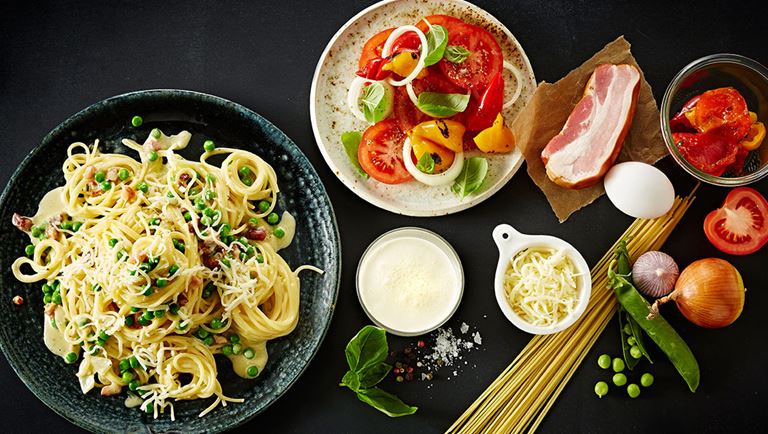 Spaghettis à la carbonara accompagnés d’une salade de tomates