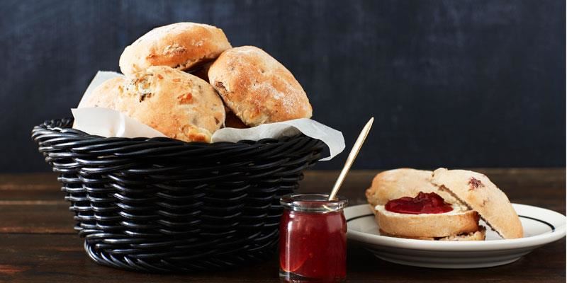 Dessa supergoda scones får en härlig skorpa som avslöjar det spännande innehållet med ost och pekannötter.