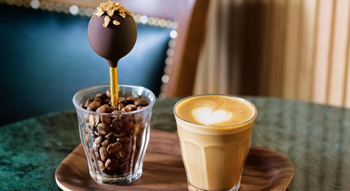 Affogato är en italiensk klassiker med en skopa vaniljglass dränkt i espresso. En mer modern variant är att uppdatera den till en liten latte och servera med en chokladoppad ice cream pop bredvid. Vuxengodis när det är som bäst.