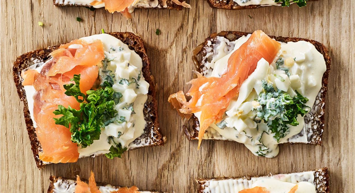 Proteinrika ägg och fyllig smetana blir ett bra och uppskattat mellanmål.