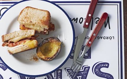 En ny, spännande smakkombo. Äggsandwich med ost och bacon för sälta och varm avokado kryddad med curry som tillbehör.