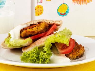 Ahlam lagar allt vegetariskt. Hennes falafel är jättepopulär och det går åt mycket. Vi kokar stora satser med egna kikärtor och kyler ner.