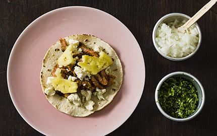 Tacos al pastor finns i vartenda gatuhörn i Mexiko och är lite av en nationalrätt. Det grillade köttet skärs tunt ner från ett kebabspett. Thomas toppar sin al pastor med ananas och smulad vitost.