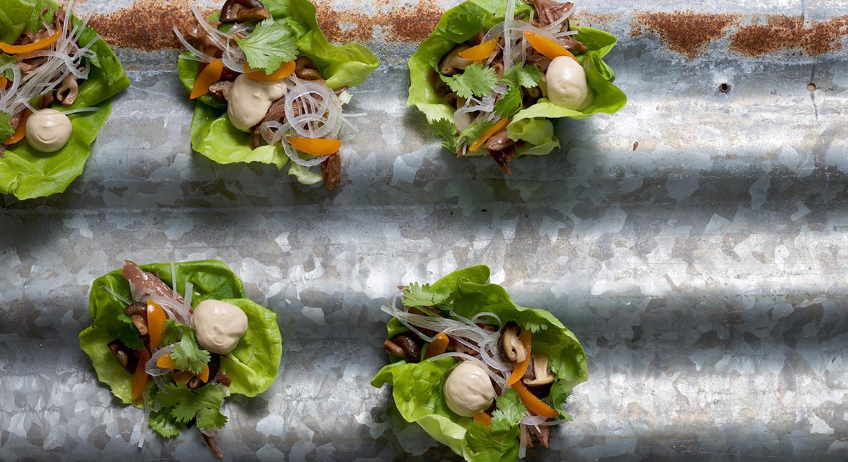 Kladdigt, krispigt och grymt gott. En asiatisk fullträff med höga smaker av umami och marmeladig sötma från picklade kumquats. Anklåren kan du köpa confiterade. Prova även confiterat ankkött i tacos.