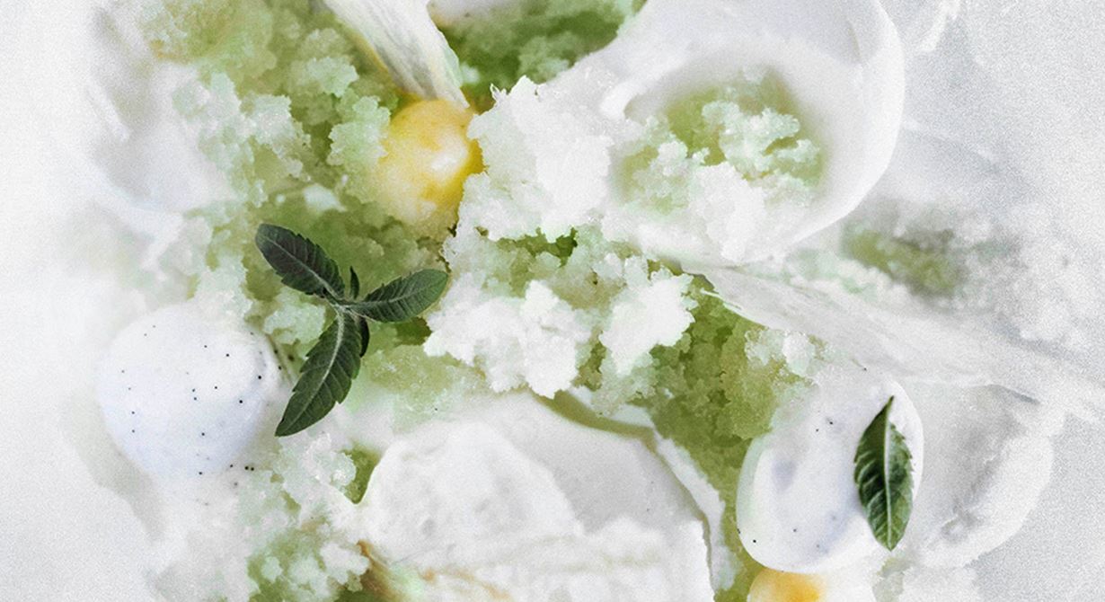 Antarktis oändliga snötäckta vidder och isberg har gett inspirationen till denna frostiga dessert. Ett krämigt skum på syrlig yoghurt serveras med en is på citronverbana och färskriven ingefära, fluffiga små vintermoln av socker och äggvita samt krispigt mjölkskinn med smak av citrongräs. Uppiggande som vinterns första snöfall.