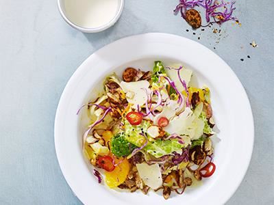 Färsk, krispig kål har både karaktär och bra textur, den behöver bara lite gott sällskap. Här är den marinerad i en smakrik apelsinlag och toppad med sesamfrön och peppriga nötter.