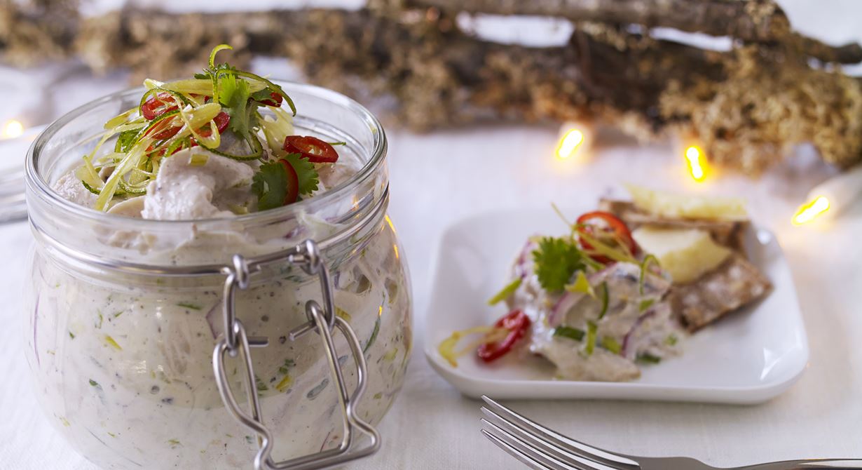 Gravad strömming på svenskt vis smaksatt med asiatiska smaker tar strömmingen till en ny nivå. Går bra att förbereda stora mängder till julbord med många gäster.