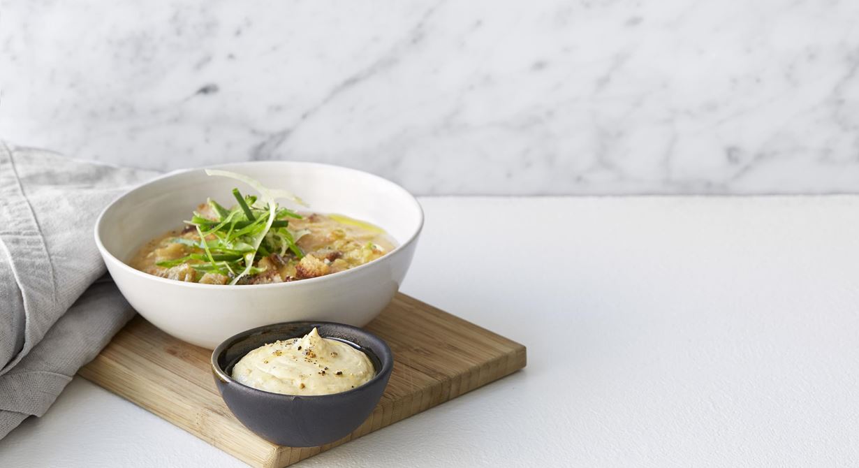 Mixad avokado är fantastiskt gott att blanda med färskosten. Lägg till limen för fräschör och anchochili för sötma och djup. En röra som passar till alltifrån räkor till
kyckling och fläsk.