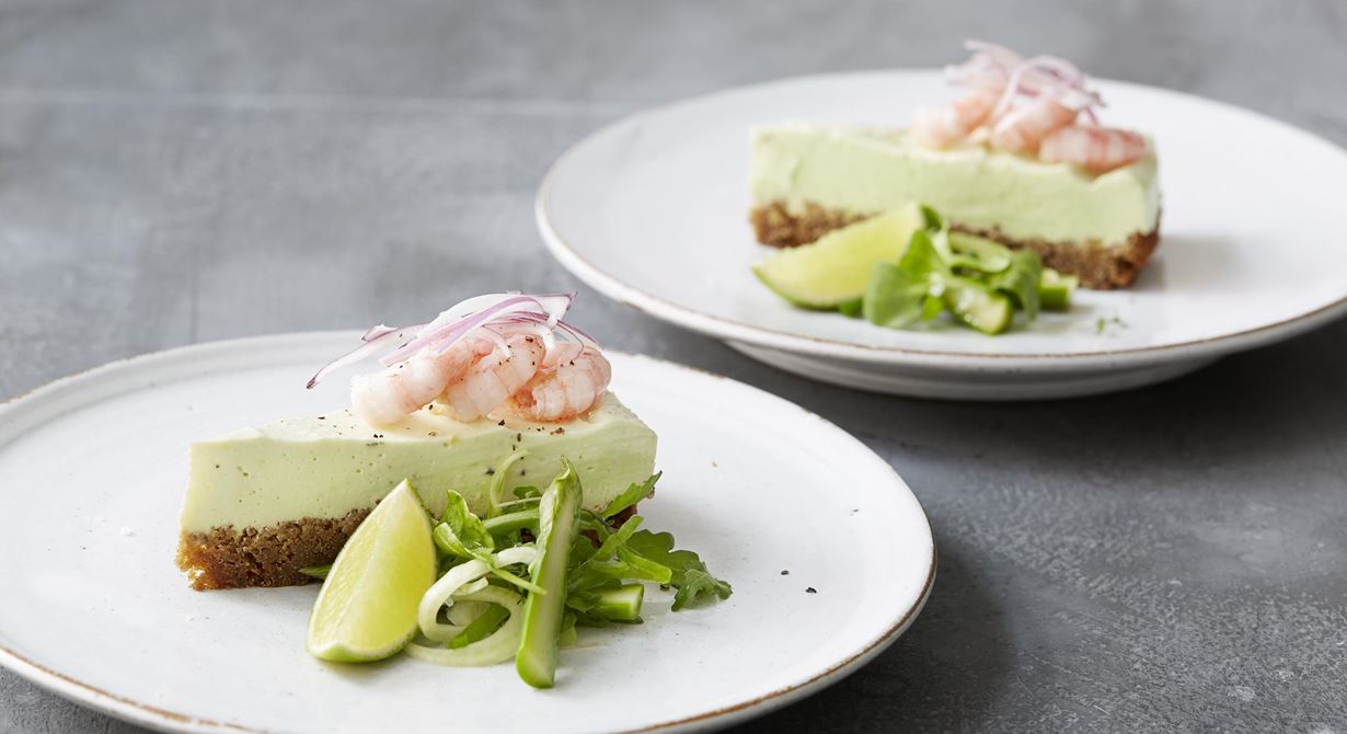 Den vackert ljusgröna cheesecaken blir ljuvligt len och god med avokado blandat med färskosten. Limen tillför fräschör och en liten beska som gör den perfekt till
salta skaldjur.