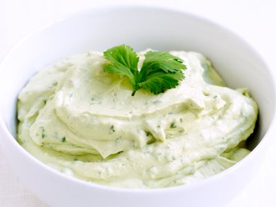 Passar till fisk, kyckling, tacorätter, räksallad och kycklingsallad samt bröd.